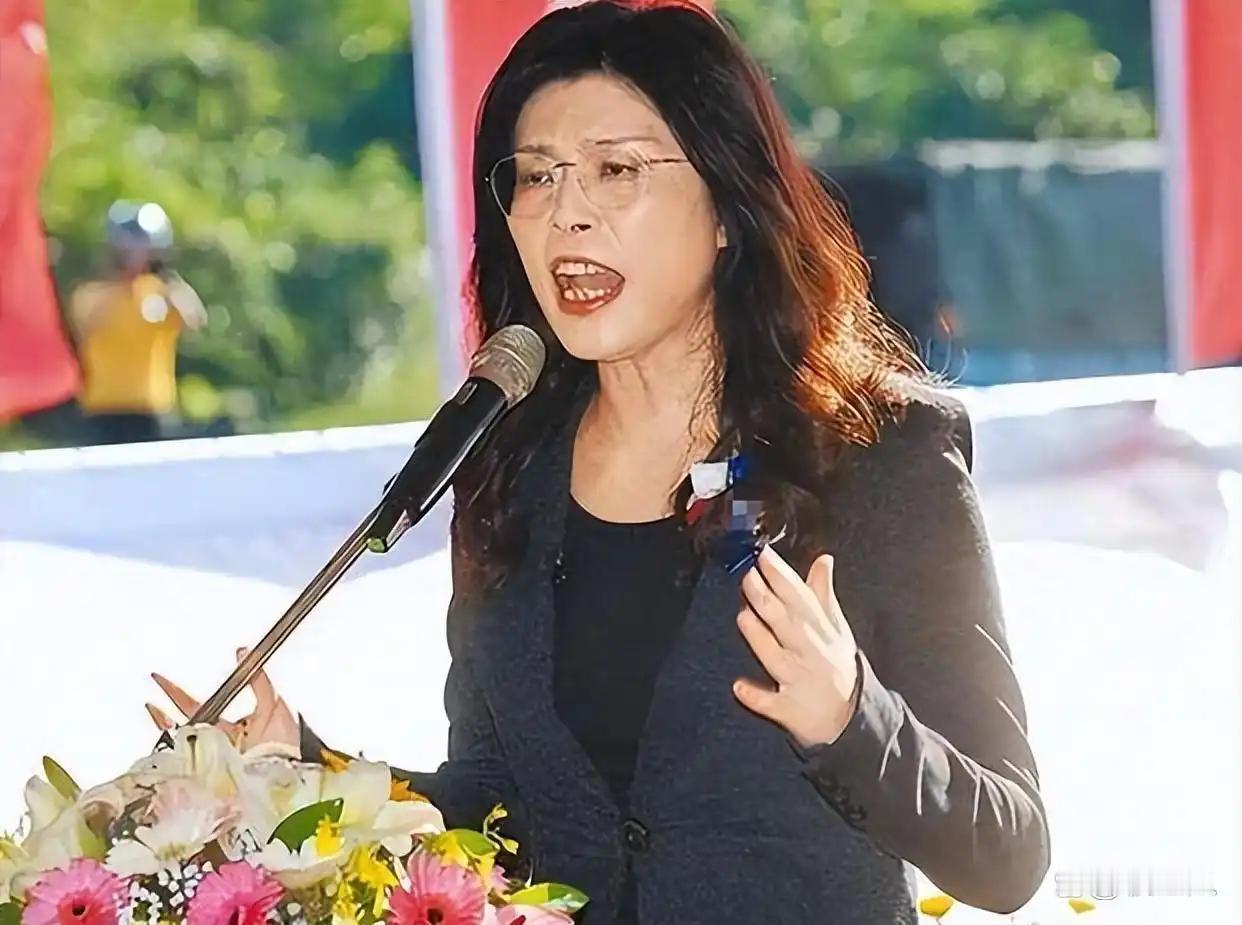 四句话定乾坤！郑丽文正面反击，赵少康彻底无话可说
5月1日国民党党主席郑丽文的一