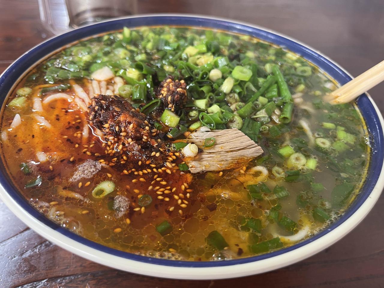 河南的特色羊肉饸烙面，那真是一绝！就拿郏县饸烙面来说，它可是平顶山人的心头爱。做