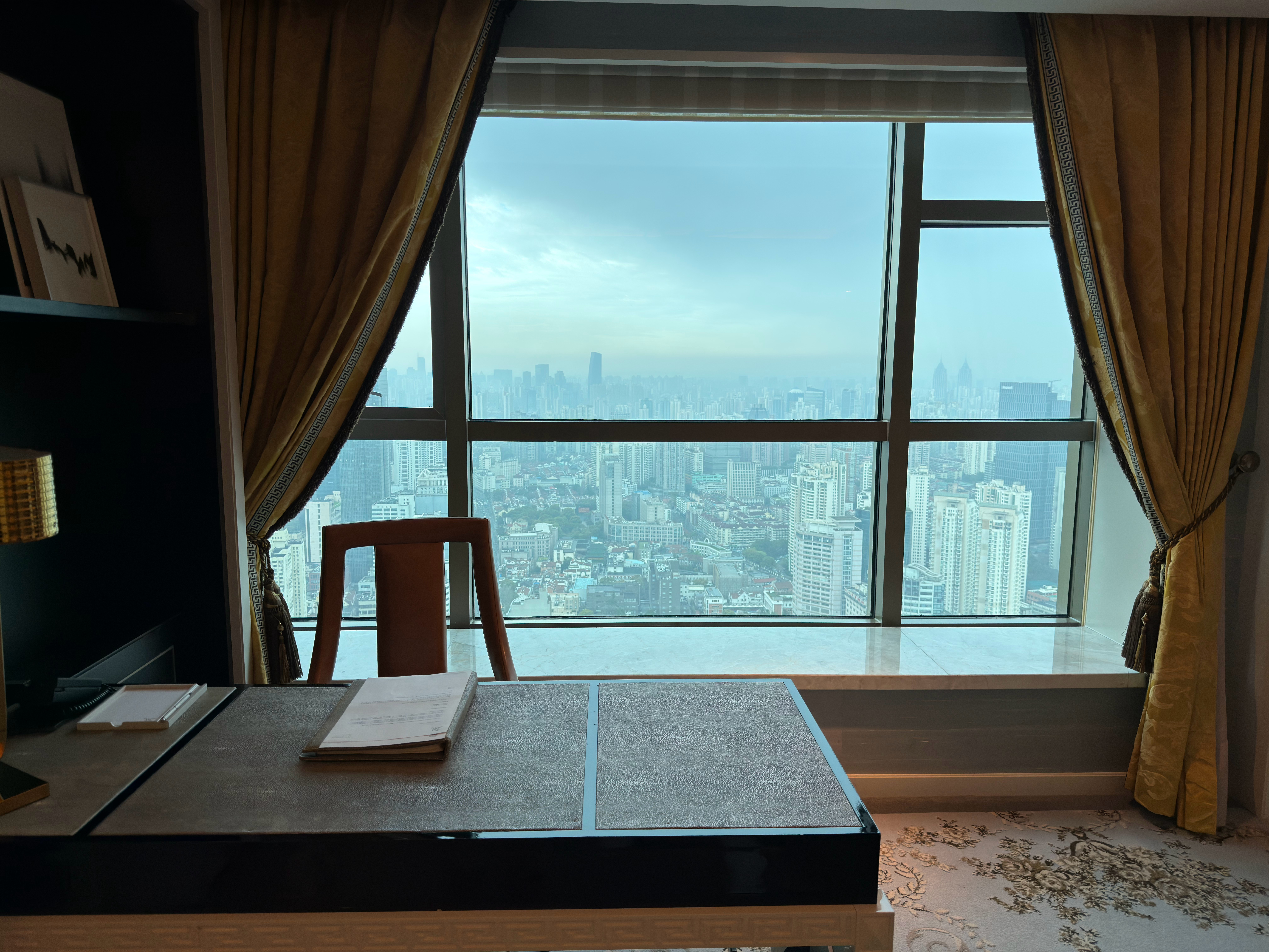 清晨的阳光洒进房间，李姐总在68层的套房醒来，这间占据整栋酒店顶层、俯瞰整座城市