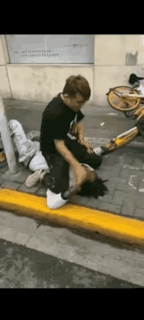 上海小哥挺身而出，制止破坏公共秩序的外籍人士。 ​​​