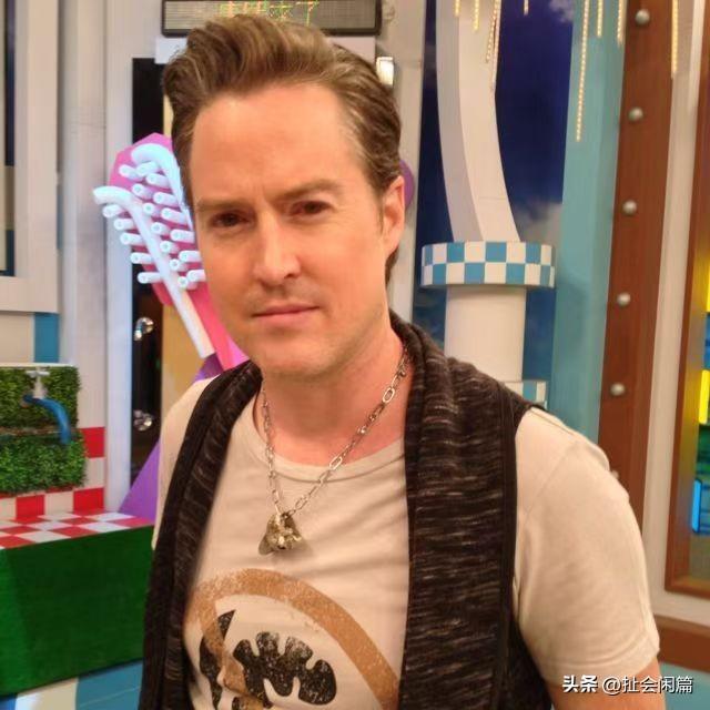 台湾省的狗仔葛思齐突然出来爆锤夏克立，说他约粉，睡粉，女孩怀孕之类的。

夏克立