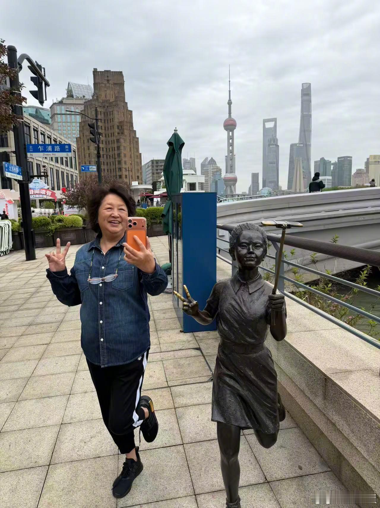 黄晓明妈妈好会拍照 爸爸也是个游客黄晓明带爸妈旅游也得拍游客照 黄晓明带爸妈旅游