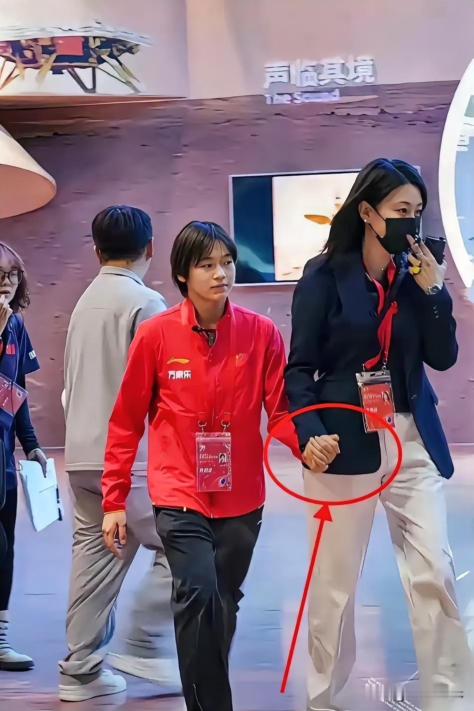 冬日生活打卡季下面拉着婵宝的人万万没想到是中国第一女保镖严月霞！有网友说带着口罩