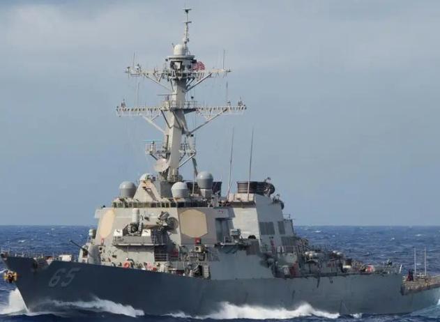 7月24日，美军伯克级驱逐舰“本福德”号（DDG-65）在南海执行任务时发电机全