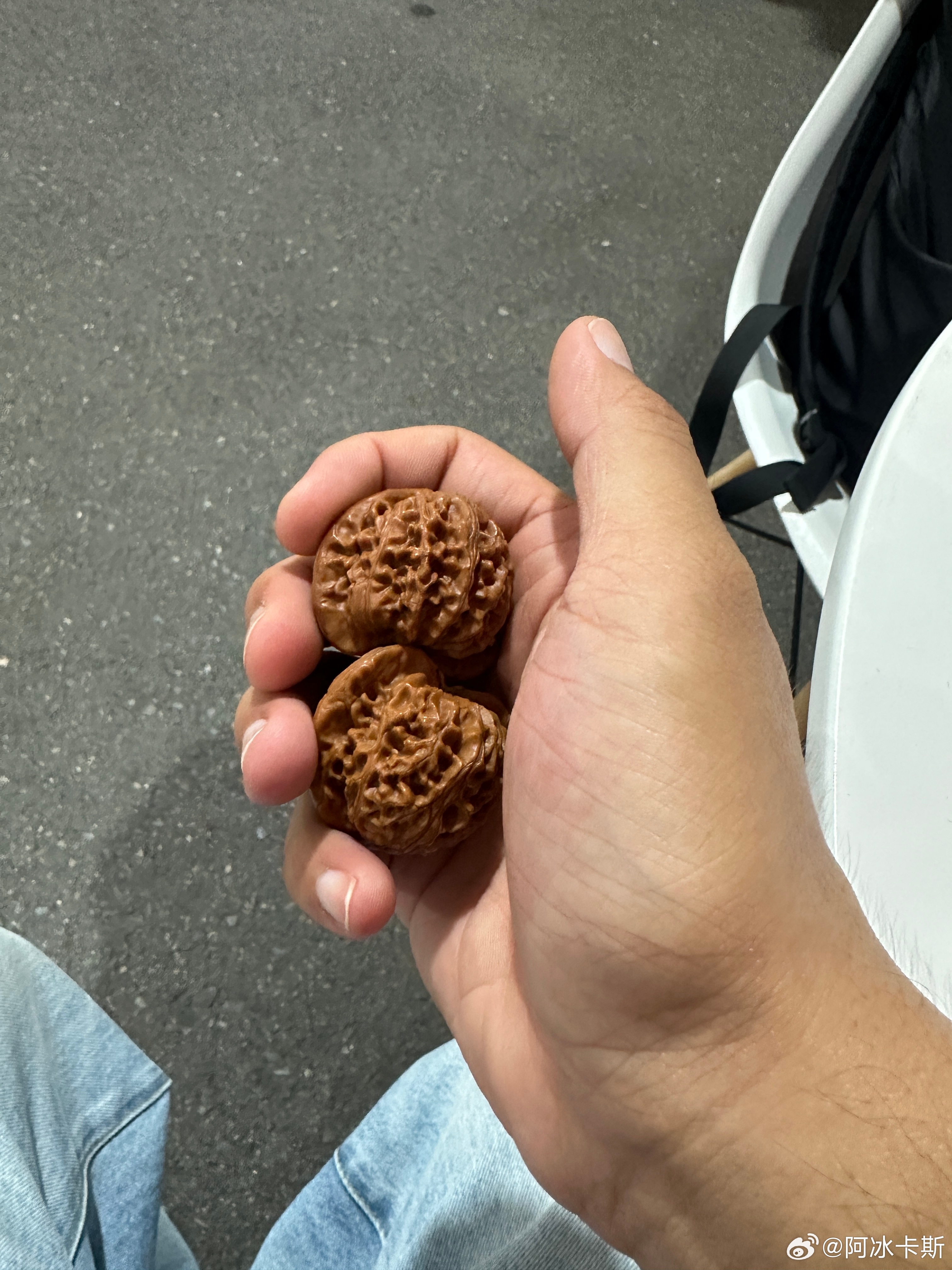王一博试车细节是王一博也玩核桃！赛车我是跑不起！一起玩玩核桃肯定没问题！！！能不