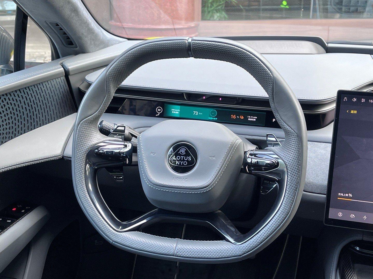 给电爹充电的时候车内办公倒也不是不行，感觉也还挺舒适，比坐办公室里自在 ​​​