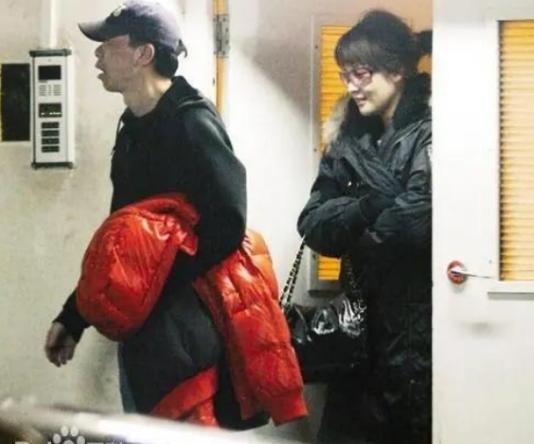 2009年，冯小刚带着大长腿的沈星回自己的公寓，一直待到第二天早上才悄悄地离开，