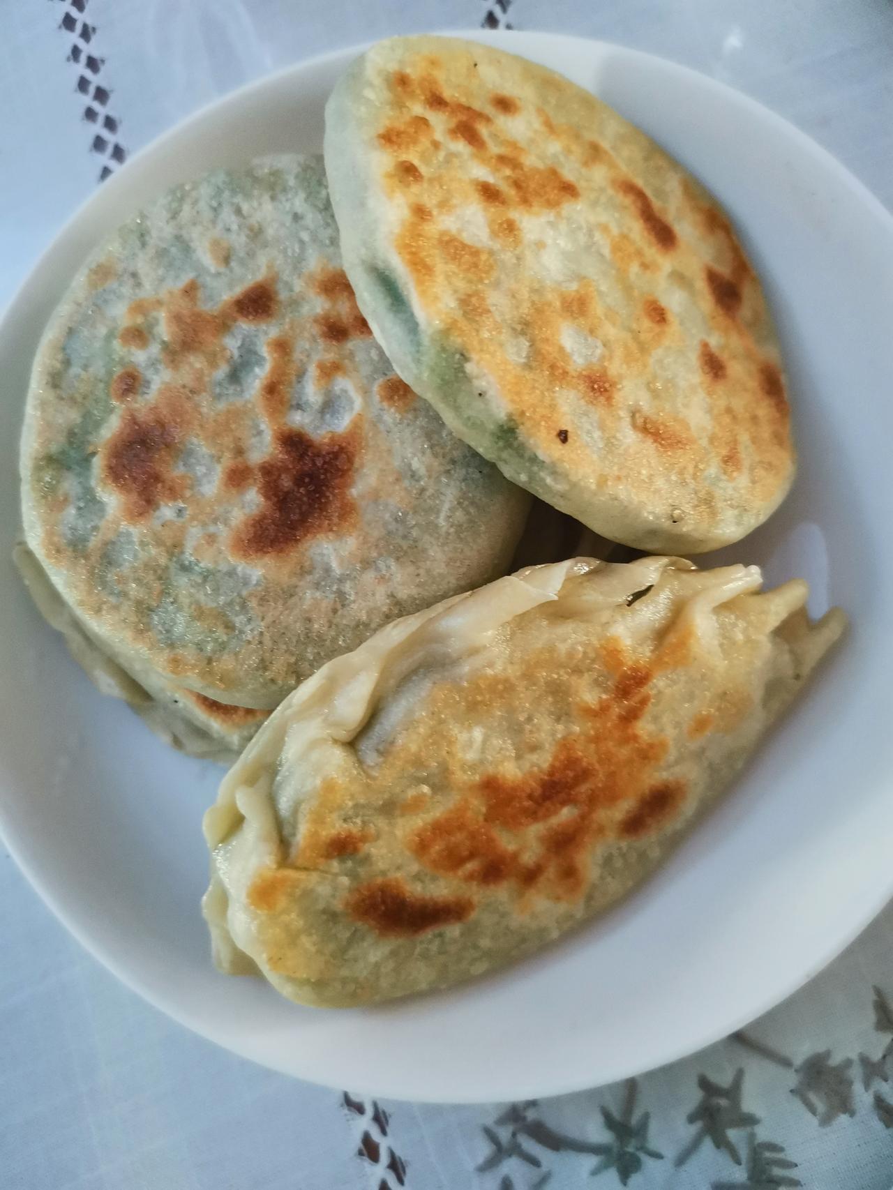 大年初六，韭菜菠菜二合一的纯纯菜合子，简单好吃，一辈子的偏爱。
记得父亲说过，小