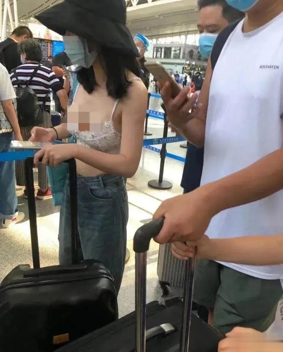 “都什么年代了，女生还不能穿衣自由？”这几天，这张图片火了，有网友支持该女生，说