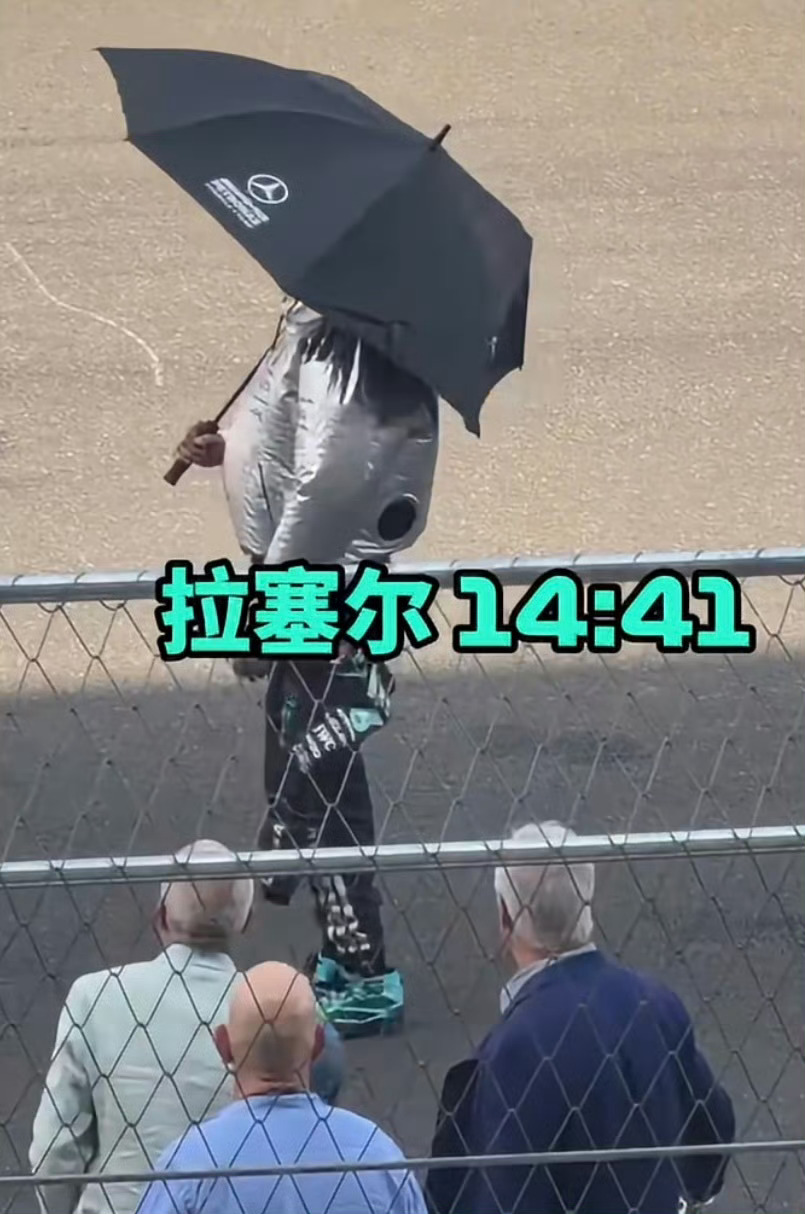 尼玛呀谁懂我的笑点…又高又瘦又漂亮的人撑着把破伞…又心酸又搞笑梅奔你看着办吧！连