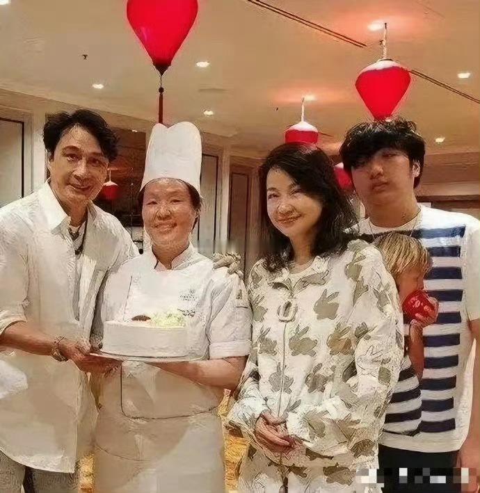 男大也会十八变，想不到吴镇宇儿子费曼现在长这样了 ​​​
