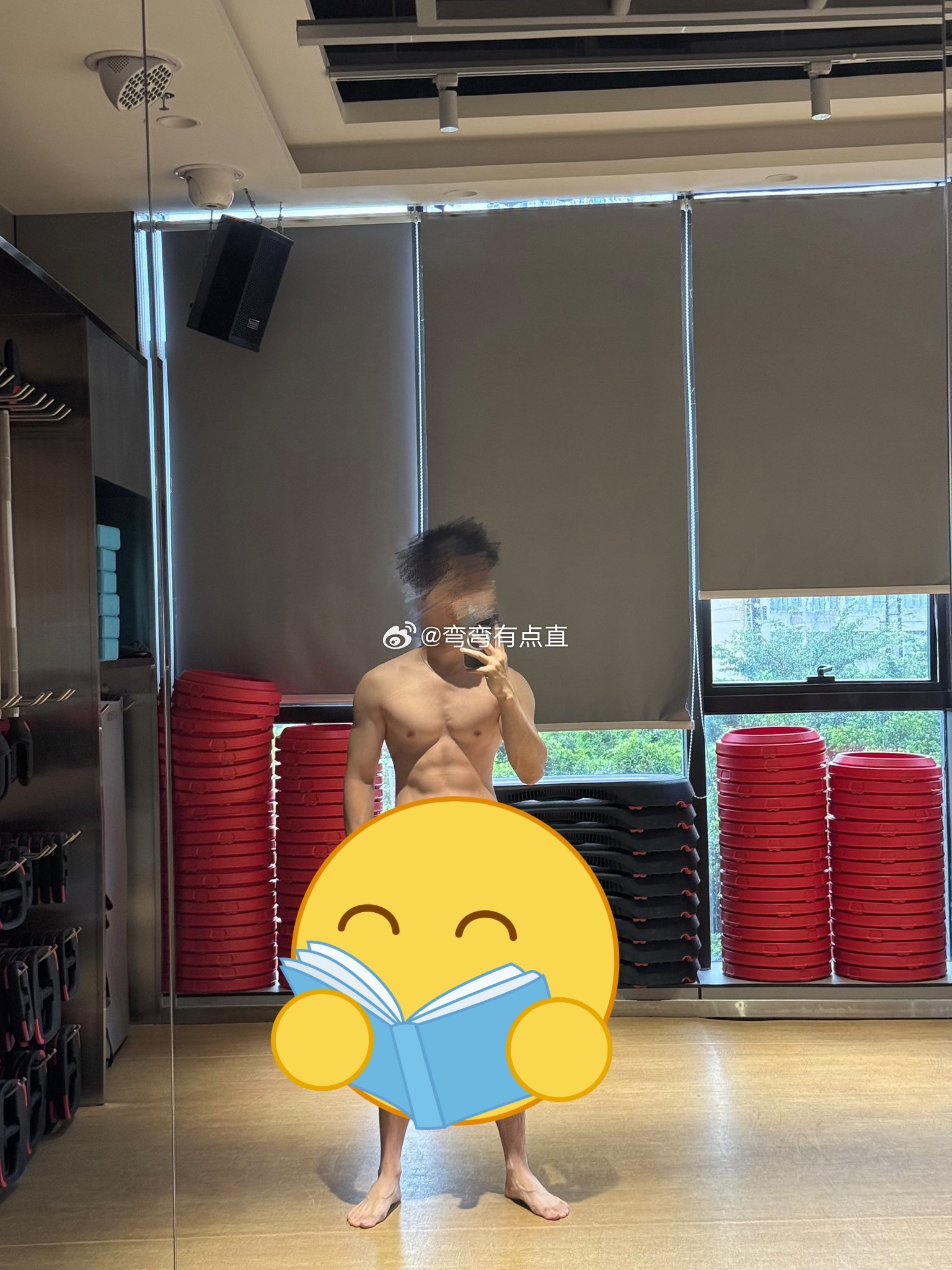 不是同学这么大胆，健身房里还玩起来暴 露了？ ​​​