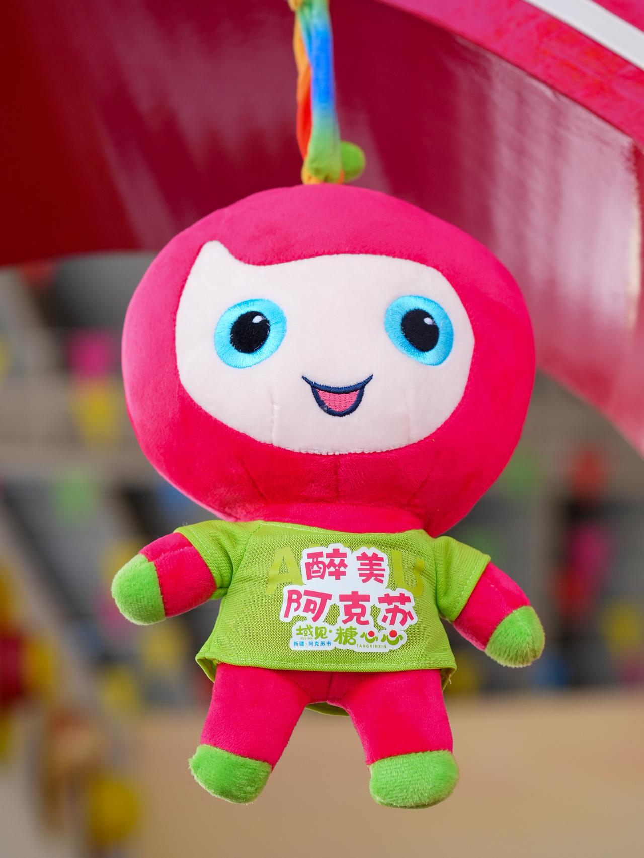 打卡阿克苏丰收节特色果品交易会，满场都是热闹的丰收气息！稻草堆上摆满瓜果粮油，硕