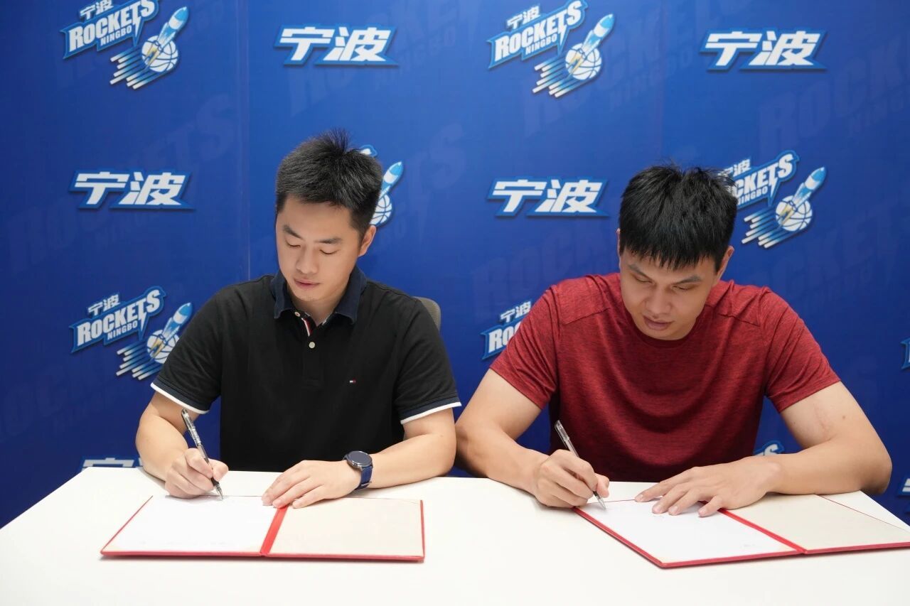 许钟豪去宁波男篮当助理教练了 cba