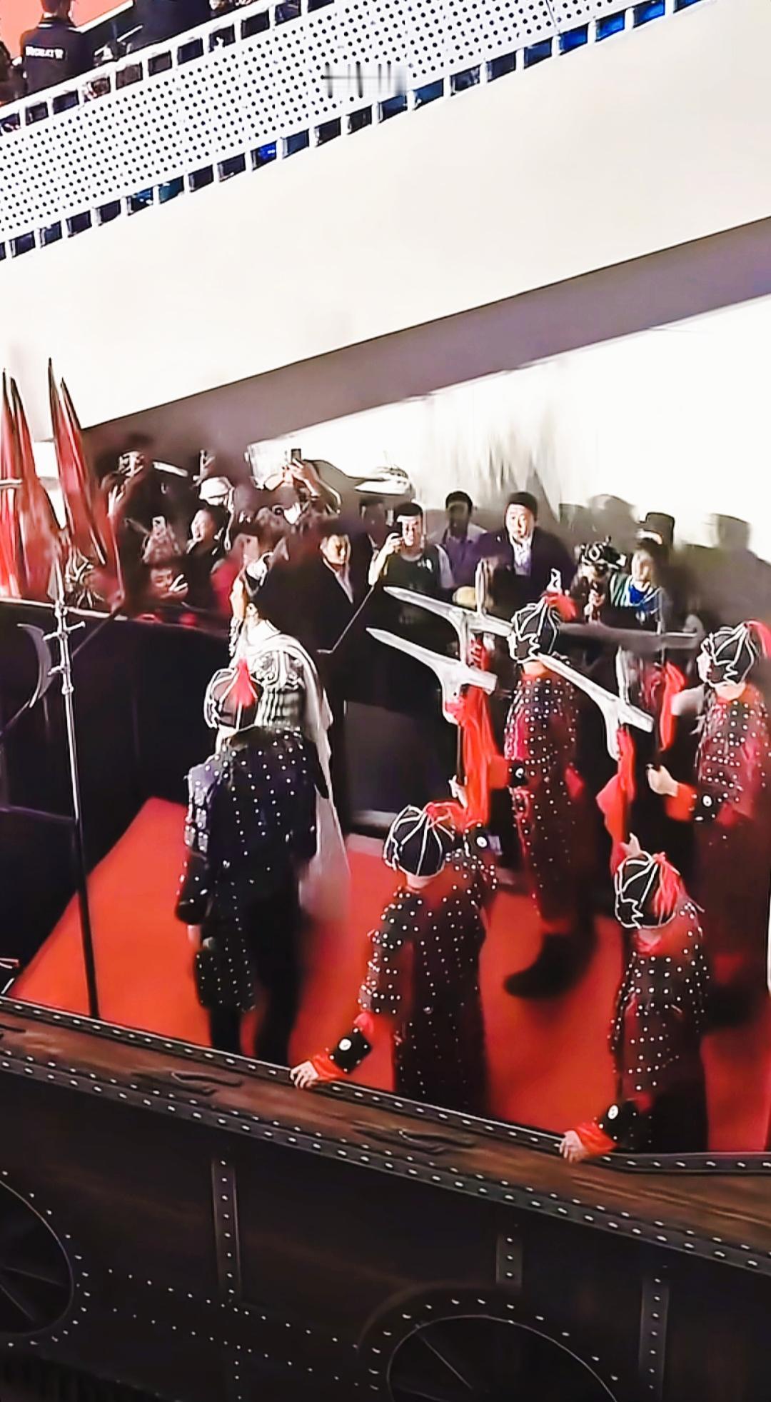 西楚霸王来到球赛现场，为球队助力

第一视角看西楚霸王，何润东现身苏超。宿迁与南