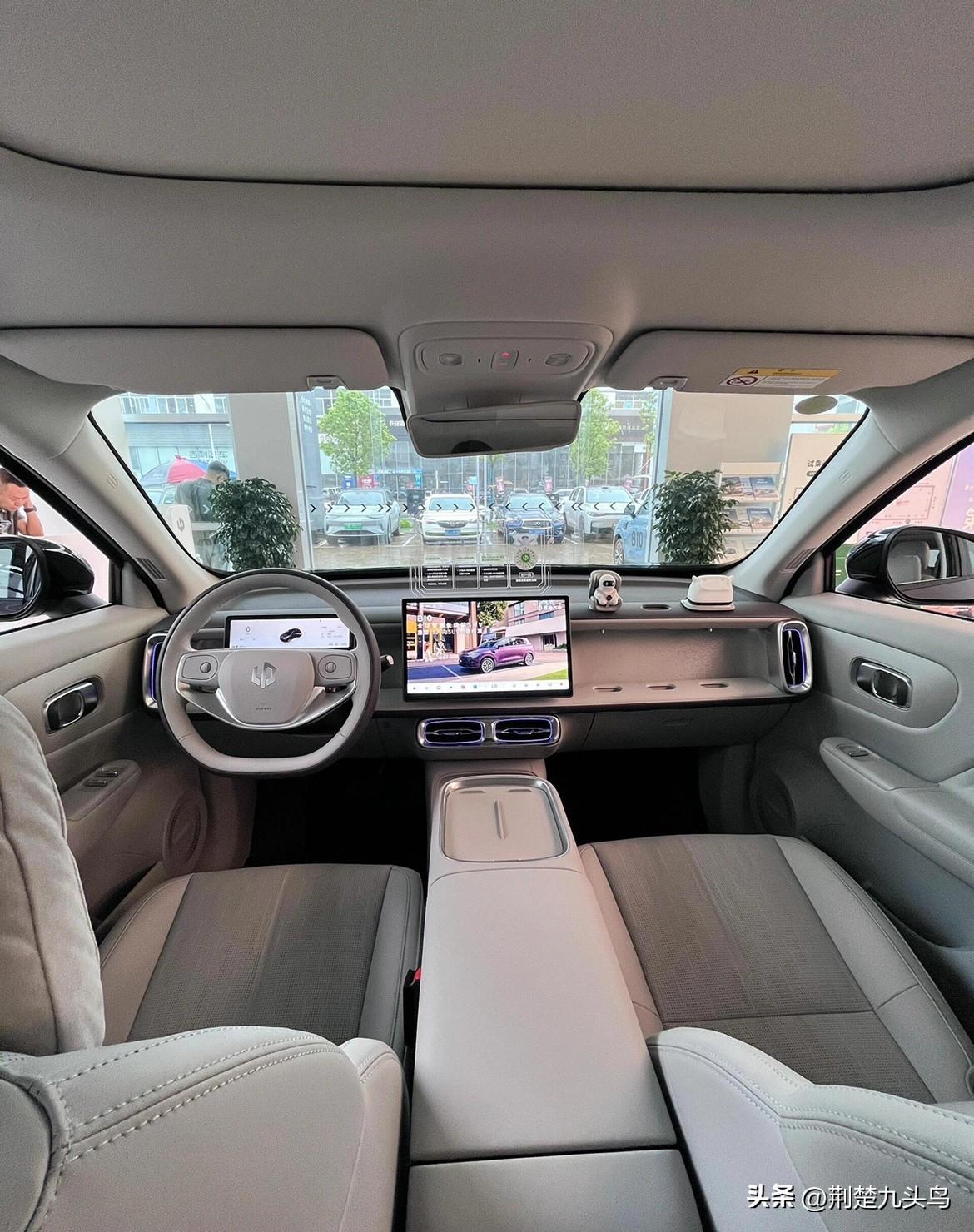 零跑B10
🚗空间宽敞又灵活
车内空间宽敞，2735mm的轴距，得房率高达87