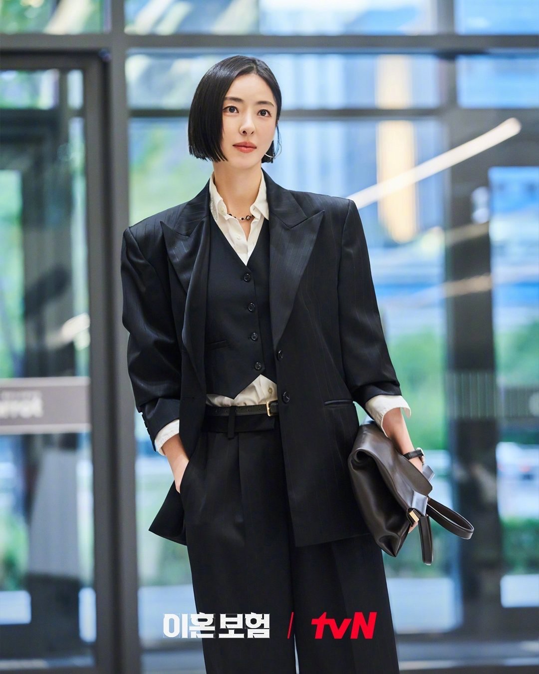 tvN新月火剧离婚保险[超话] 公开李多熙[超话] 剧照。该剧讲述聚集了最优秀智