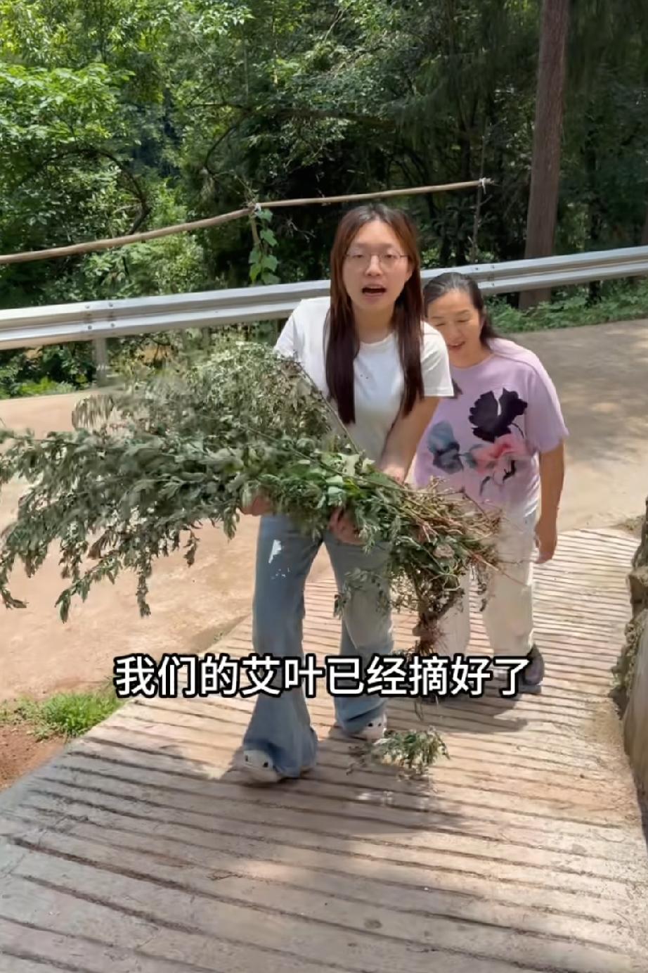 许建华还在老家，陪她母亲过了一个端午节。
      她的父亲刚刚去世，对于一个
