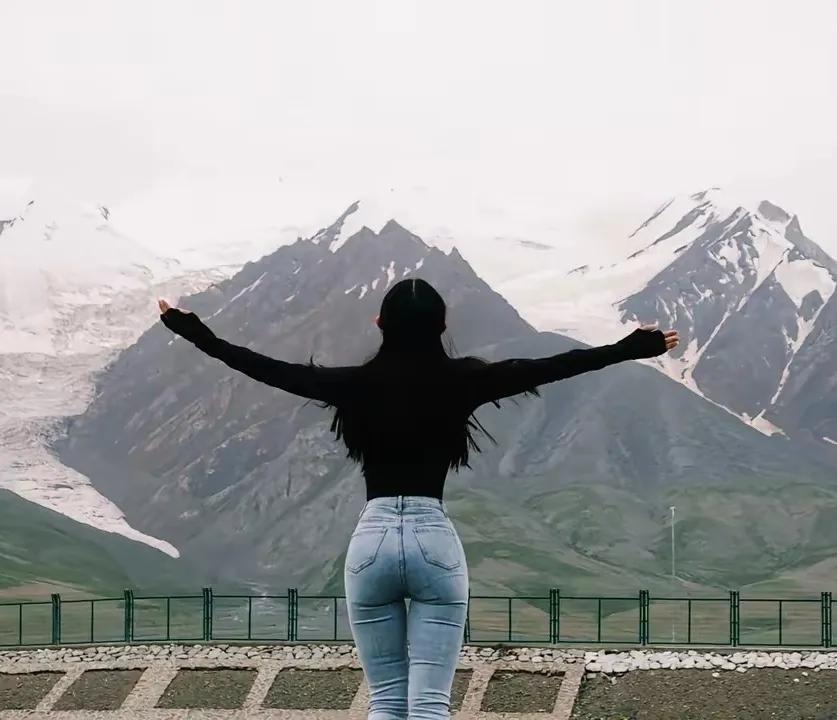 啊，终于来到了大雪山！当你张开双臂尽情拥抱这壮丽风景的刹那，我拍下你美丽的倩影…