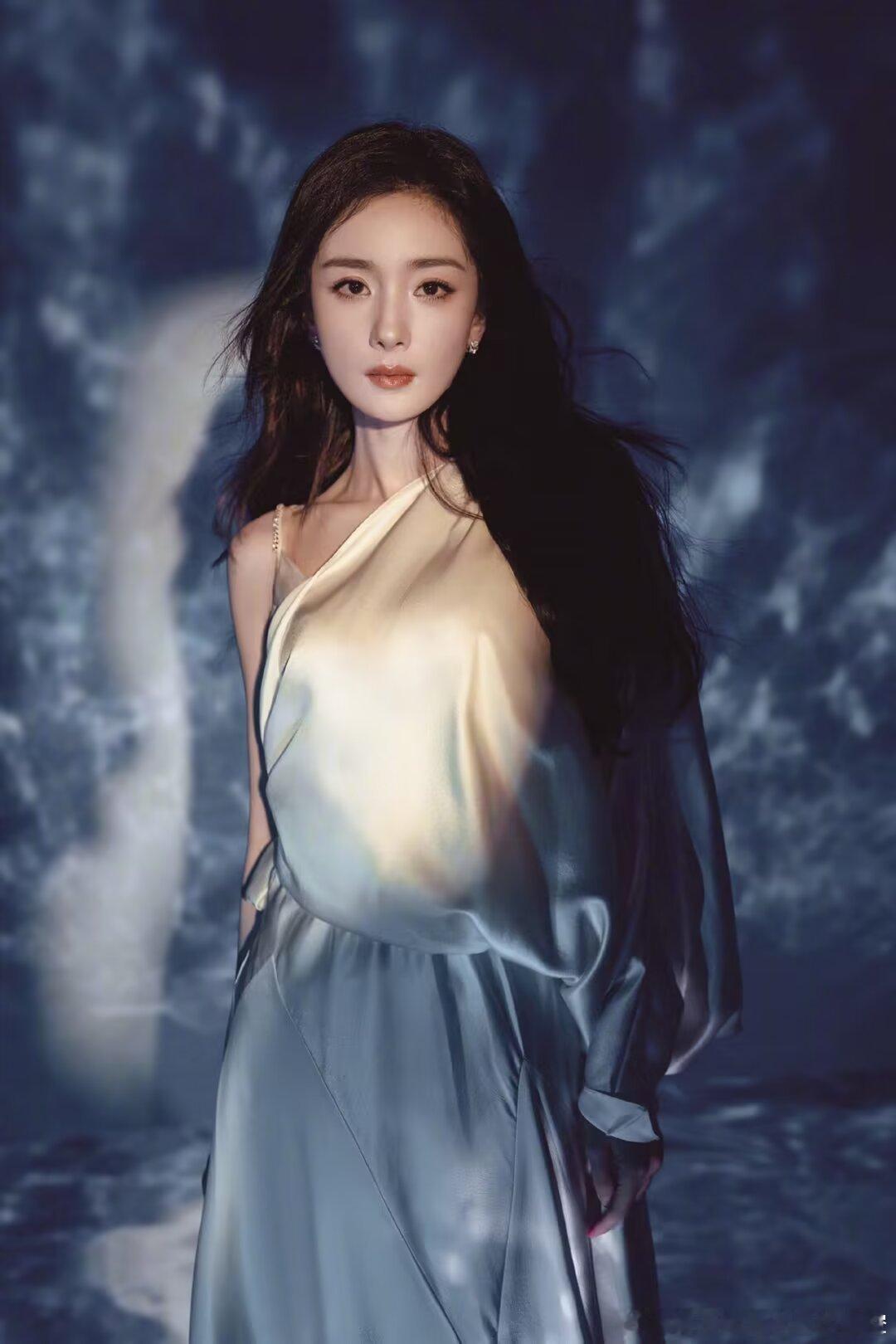 杨幂[超话]  🦊杨幂宝家洁品牌全球代言人 各种各样的人以电波为介质，透过这个
