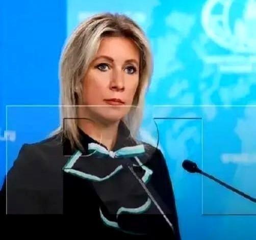 俄罗斯那个女发言人扎哈罗娃，算是彻底把桌子掀了。她对着全世界的镜头，一字一句，清