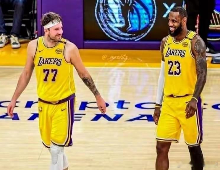 东契奇一人打一队东契奇这赛季真是杀疯了！他一个人扛起了全队的进攻，把得分和串联一