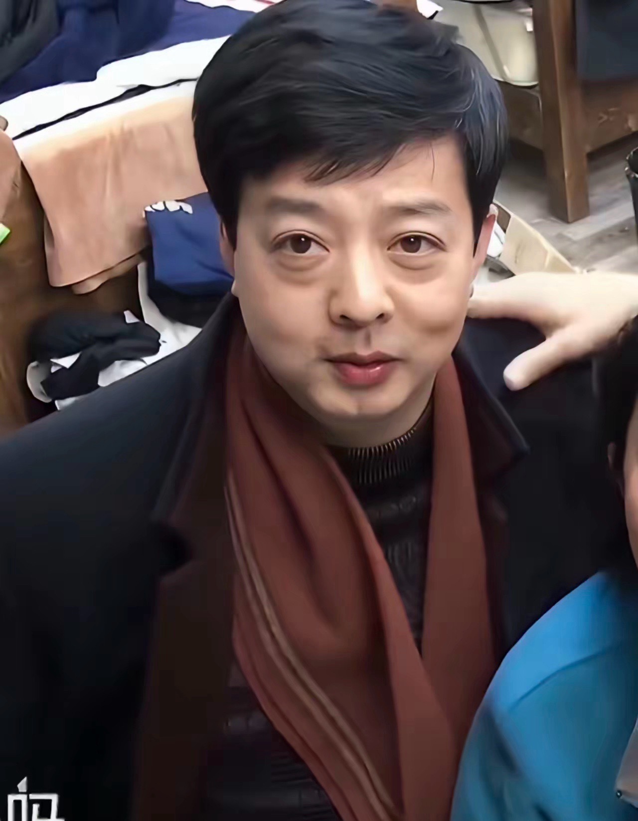 肖战老爸的眼睛比肖战还要大，都中老年了，脸上还有那种“萌萌哒”的气质！ ​​​
