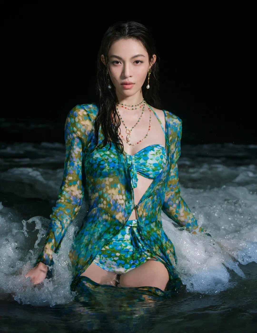 钟楚曦于vogue 演绎绿野仙踪，法系田园裙尽显身材 ​​​