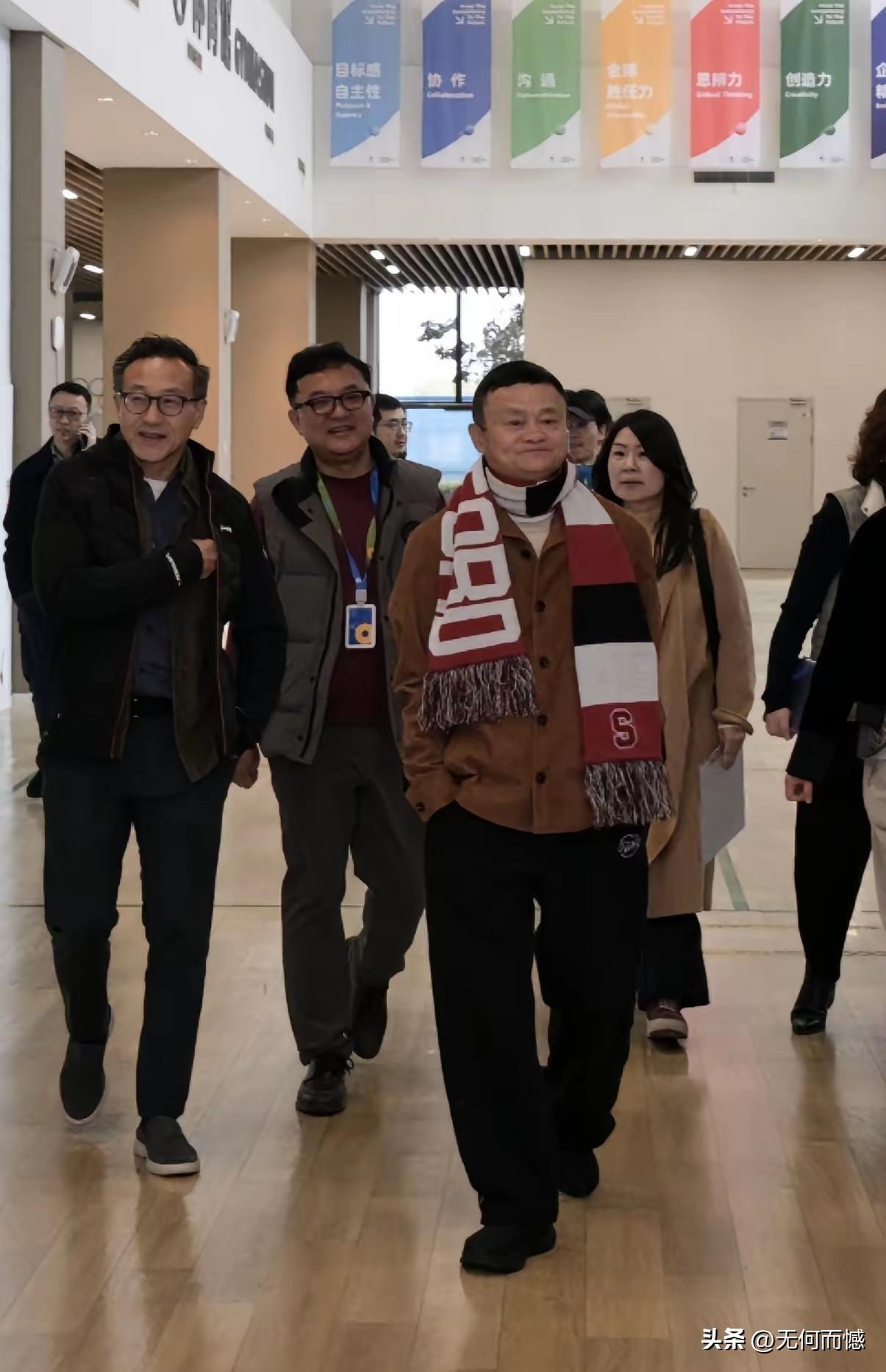 马云这次感觉有些意气风发，从他的精神状态中，就能够感受到他的心情，显得非常放松，