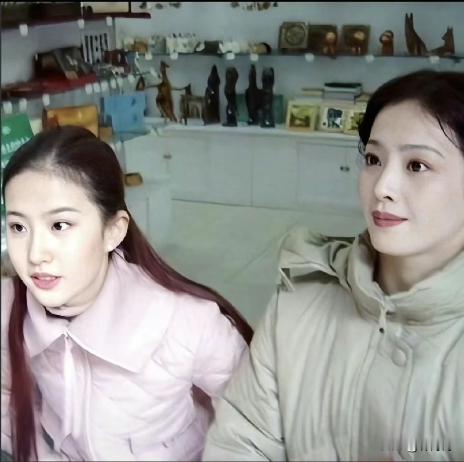 这照片太有喜感了，就像村里的阿姨开的小卖部，带着自己的女儿看店一样。