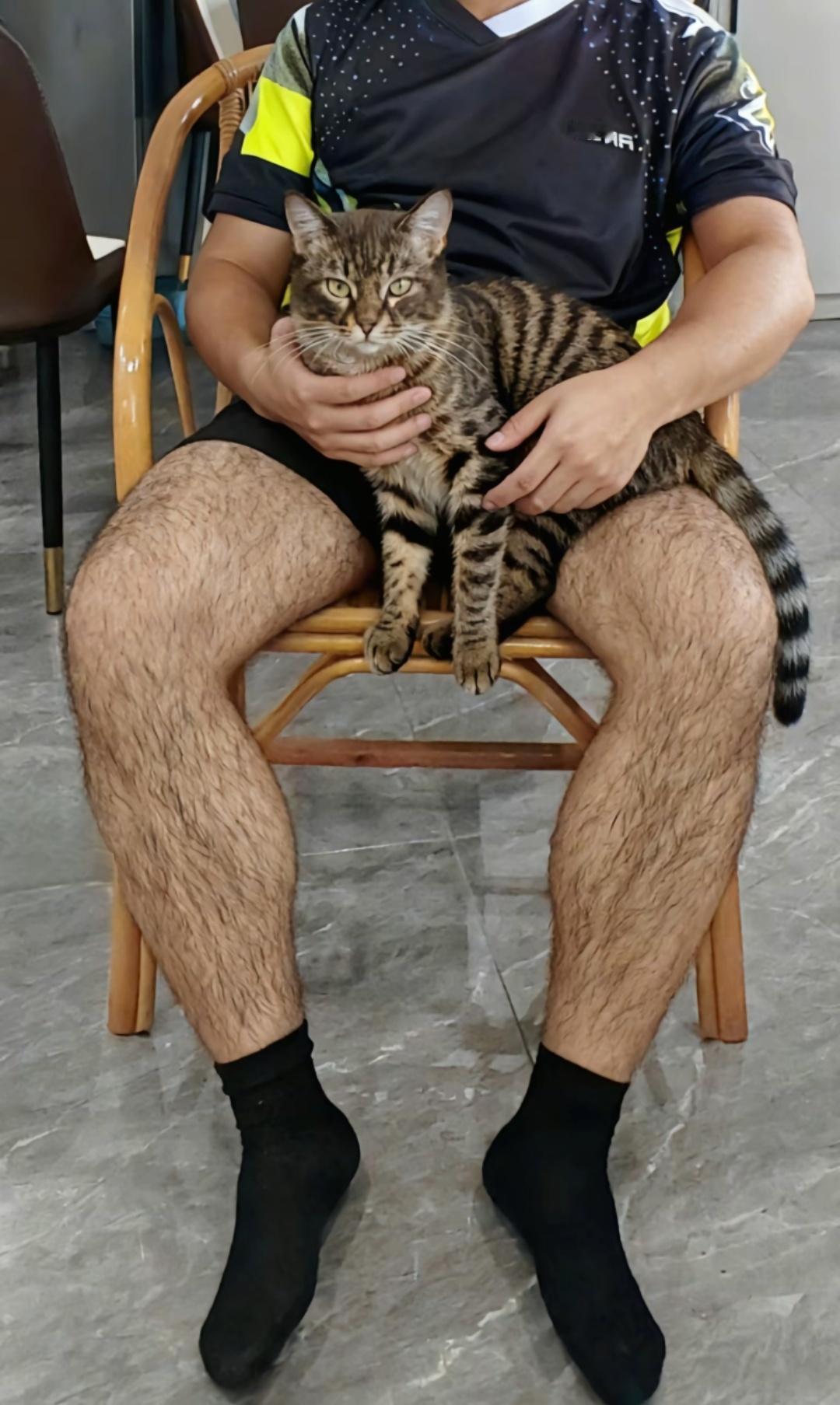 民间流传一句话，说是“男不养猫，女不养狗！”可现实生活中，随处可见，女生养狗的挺