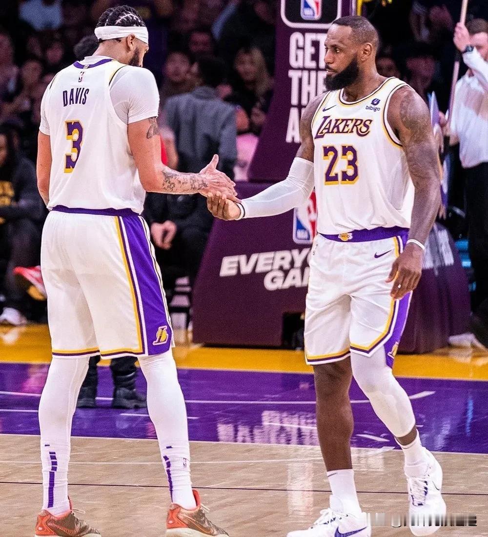 ▫️第一局：他们以12分领先，他们输了。

▫️第二场比赛：他们以20分领先，他