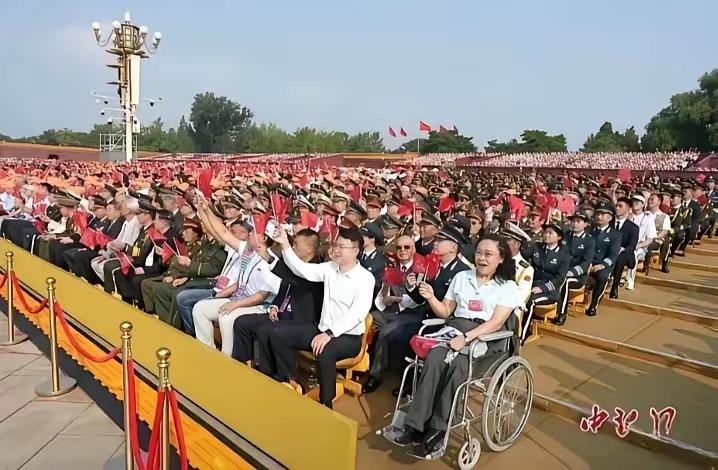 张海迪姐姐参加阅兵仪式，许多从小就学习张海迪精神说她是当代的保尔，如今四十多多年