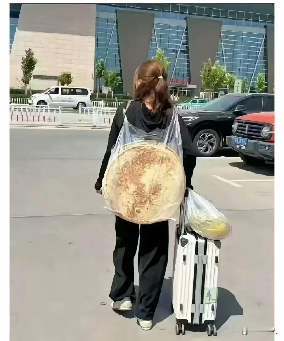 人老了，首先得有养老金，其次要有医保，再者要有健康的身体和好心态，而更为重要的是