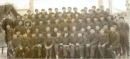 1987年，一位缉毒警察为了抓毒贩，装扮成了一个回族大老板。谁料吃饭正香的时候，