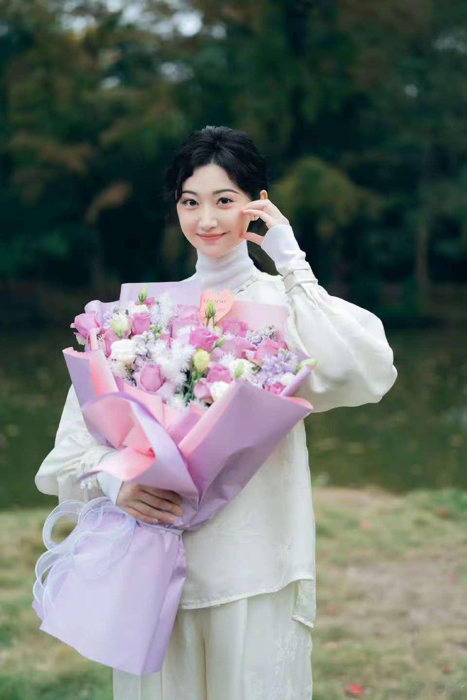 景甜龙骨焚箱比心抱花杀青照景甜分享龙骨焚箱杀青照 ​​​