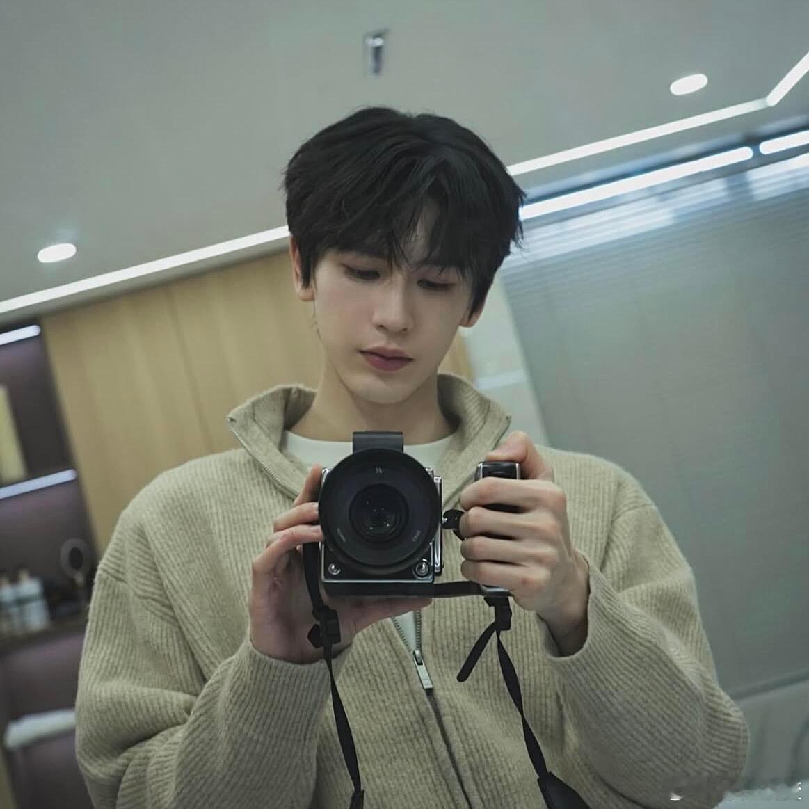 张凌赫  张凌赫ins更新：📷张凌赫｜ 