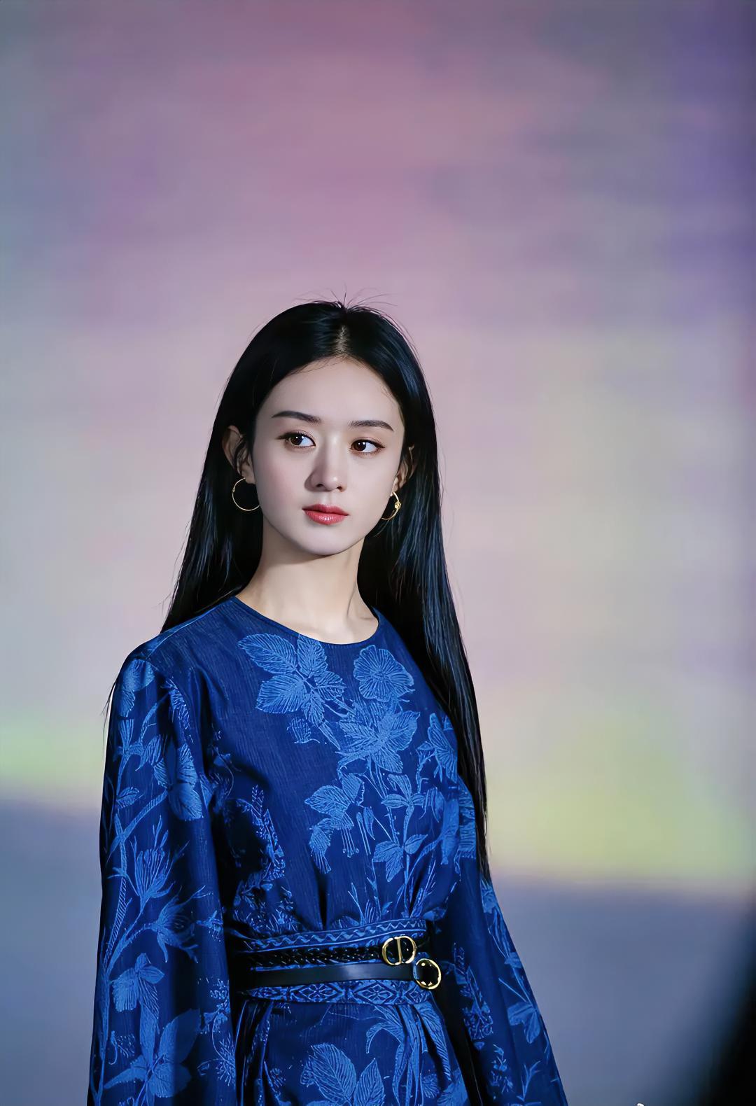 赵丽颖
蓝色妖姬[比心]