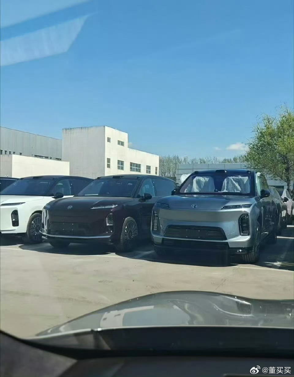 这一波9系里面，ES9独大。停在ES8边上，这种体量感跃然而上。 