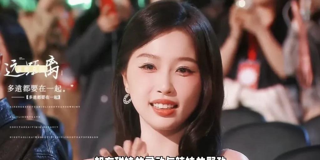 虞书欣在舞台上以一支开场舞惊艳众人，成功实现从甜妹到辣妹的风格转变。她以露肩辣妹