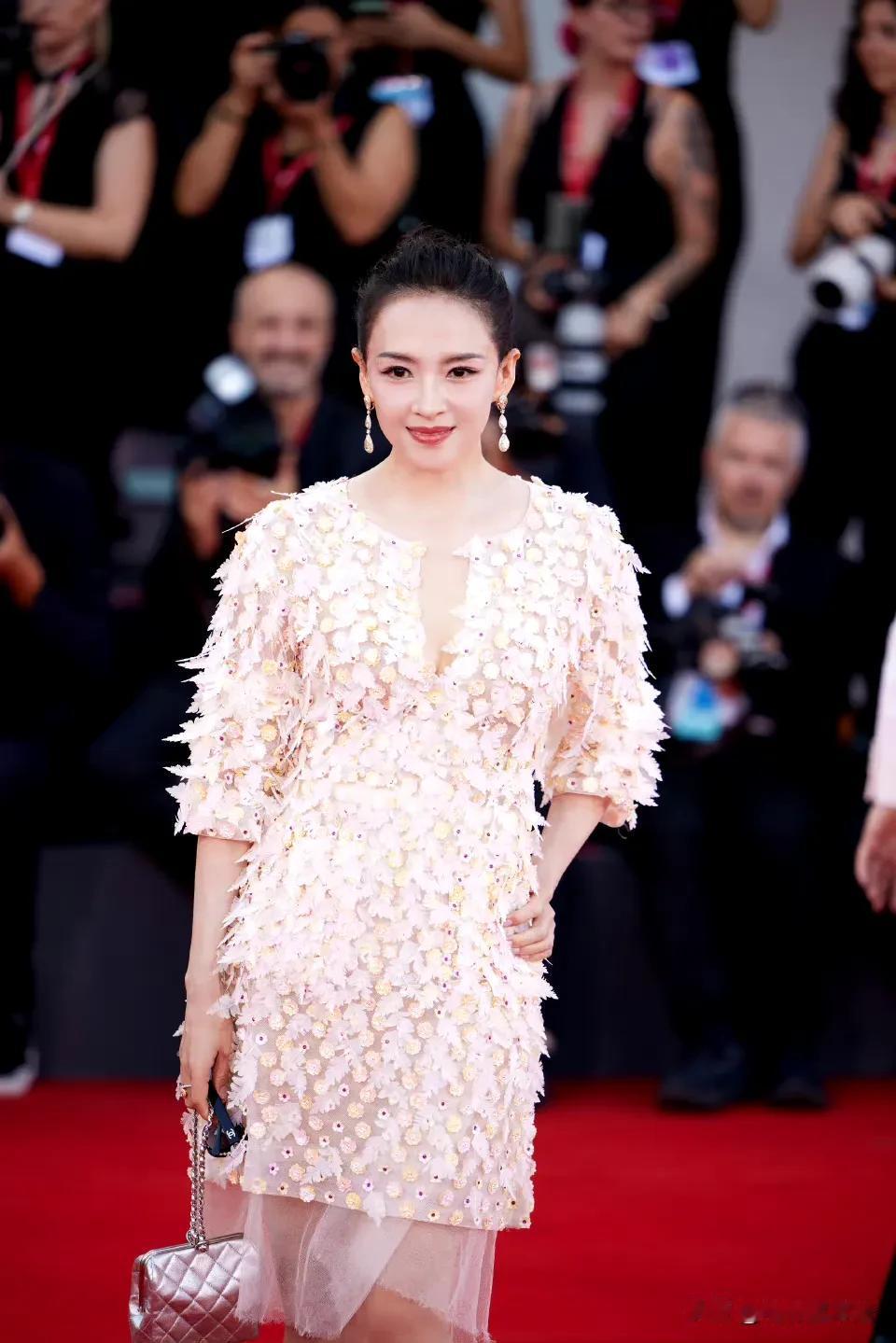 今天娱乐圈最耀眼的明星，是章子怡！

8月31日，“章子怡香奈儿高定”话题冲上热