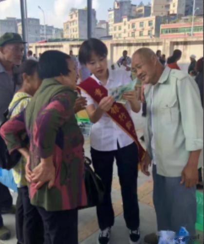 挂失？报警？重庆一女子发现银行卡被盗刷后，急中生智，立刻跑去超市刷了3块钱买袋盐