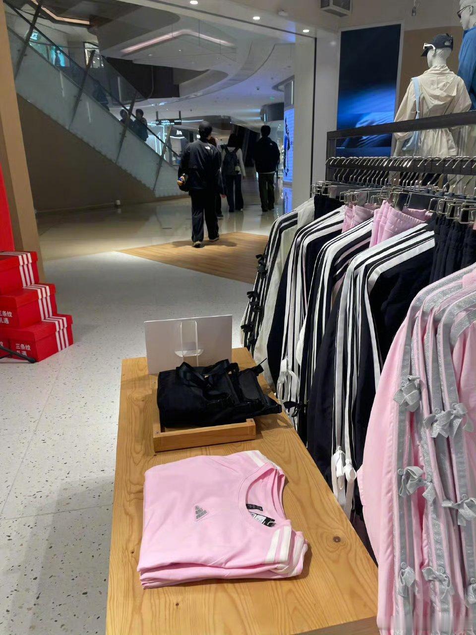 朴宝剑带三大箱行李返韩朴宝剑带着三大行李箱回韩国 朴宝剑带着三个大行李箱回韩国了