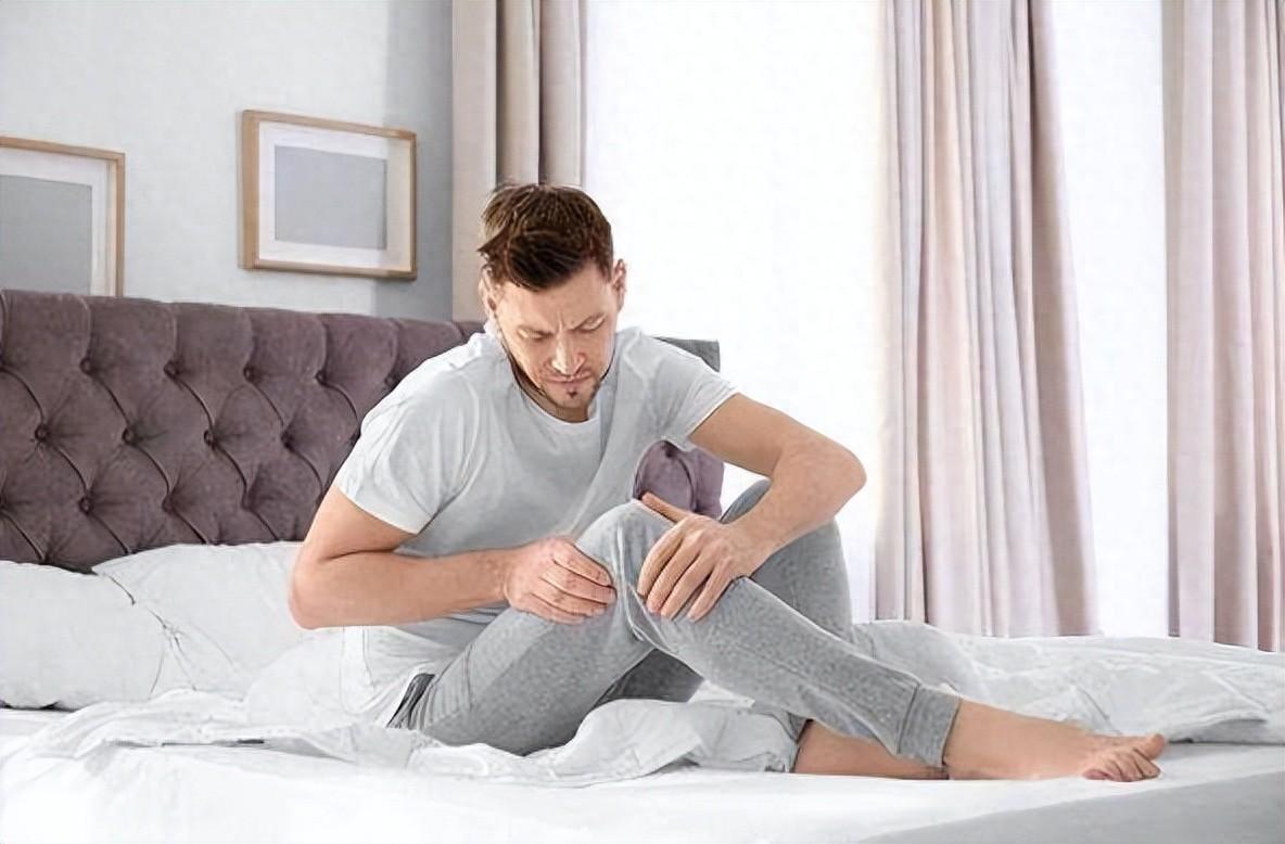 睡觉时突然腿抽筋，就是缺钙？错！还有这3个原因，别轻易忽视 
 
半夜被腿抽筋痛