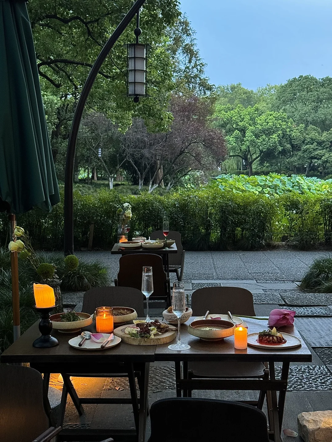 西湖边新开的！！真的好Chill ！！