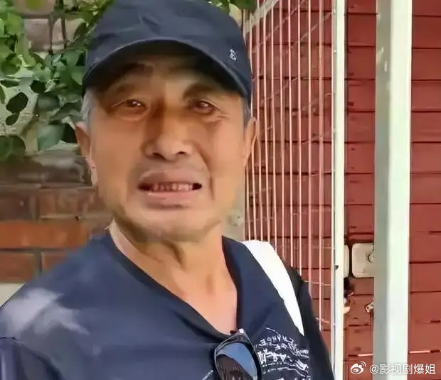 杜源住别墅开40万车，如今去幼儿园当保安，就为了见孙女！ ​​​