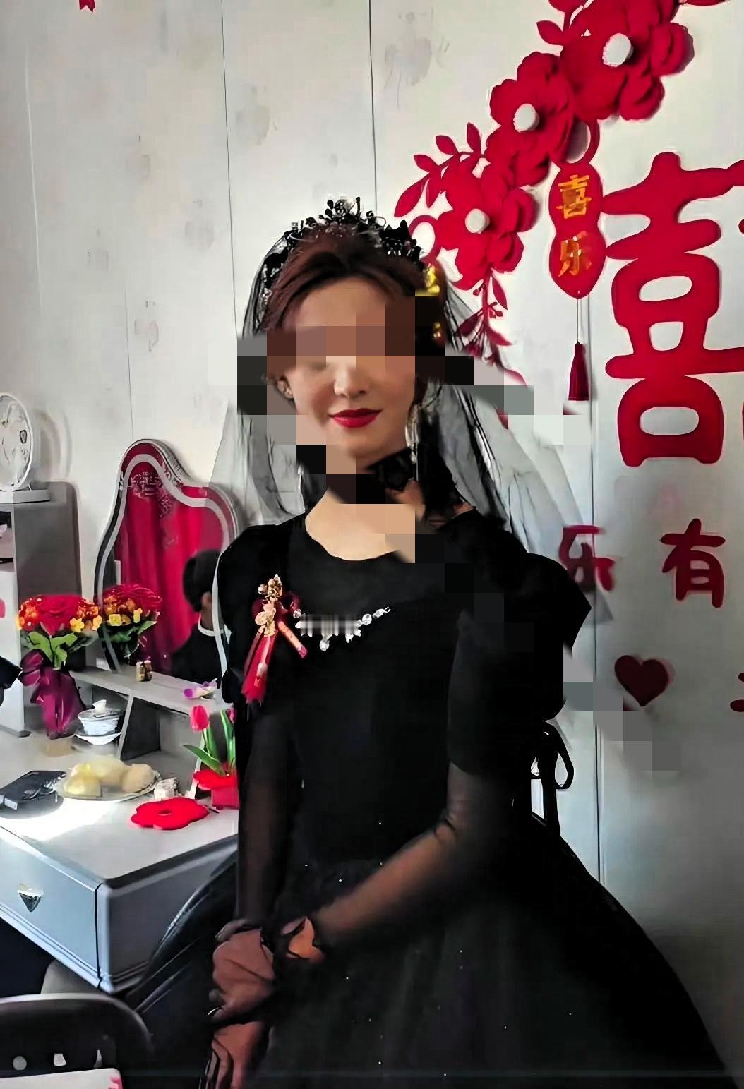 女子坚持穿黑婚纱结婚，新郎不敢吭声，新郎父母不敢反对。主打的新娘一个自由自在，新
