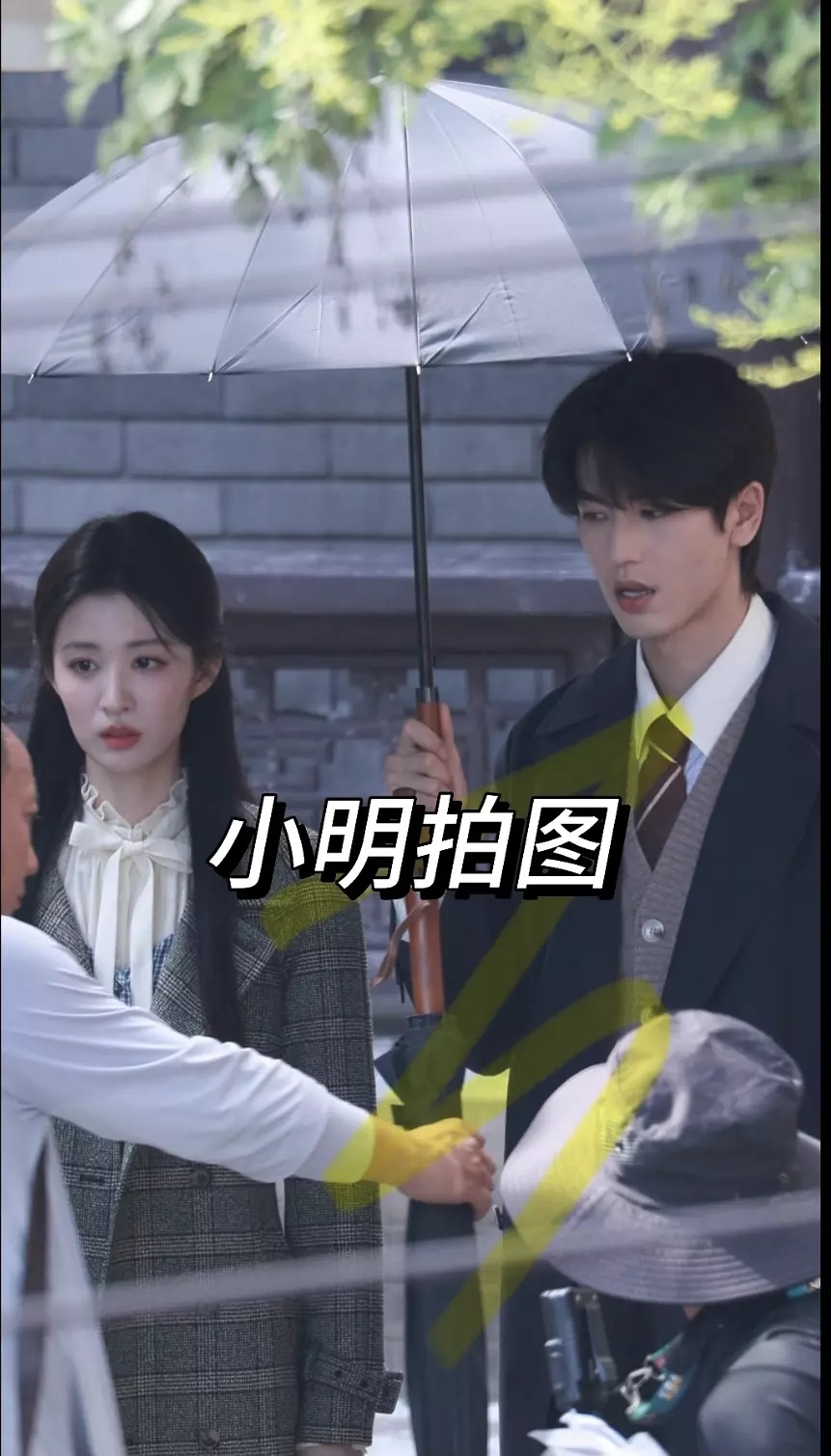 王楚然张凌赫今日多套妆造，感觉要热晕了 ​​​
