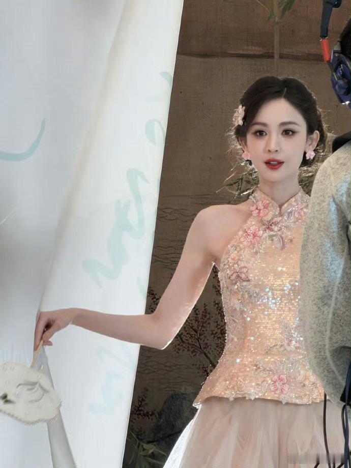 娜扎当真国色天香 一袭粉裙美到封神，挂脖设计尽显精致锁骨，仙气扑面韵味十足，国色