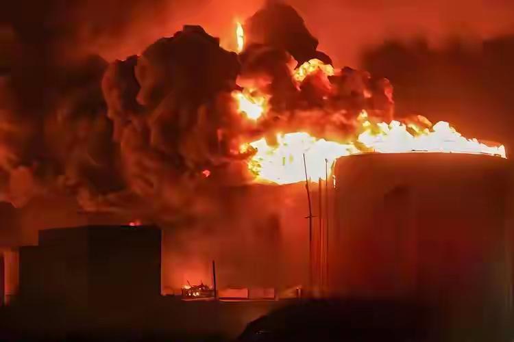 伊朗开出停战5个条件！

伊朗结束战争的条件是：

敌人停止针对伊朗的军事行动和